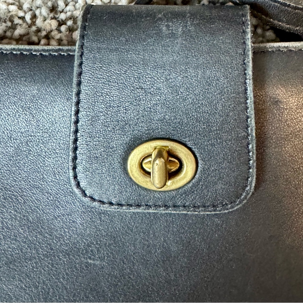 Vintage 90s Coach Black Leather Shoulder Bag with Gold Details - Picture 3 of 8